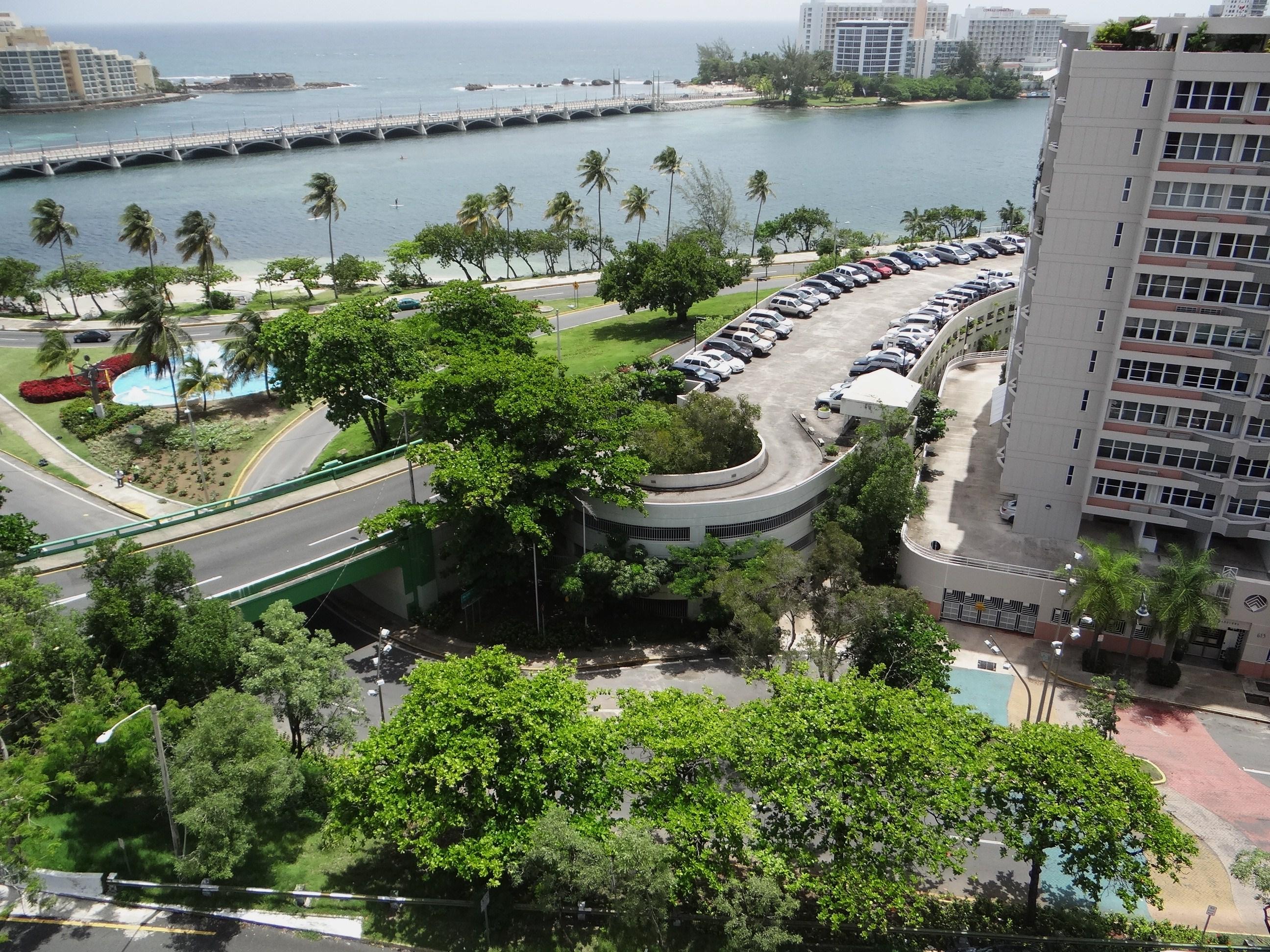 Vista desde la azotea del Edificio del Departamento de Justicia - San Juan (Miramar) - 2013 00042